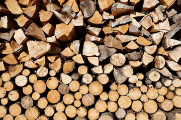 Holzstapel, rund und kantig