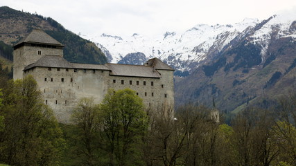 Fototapeta na wymiar Burg Kaprun mit Kirche und Gletscher.