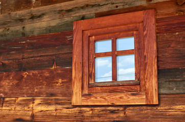 Obraz na płótnie Canvas Wooden cottage window