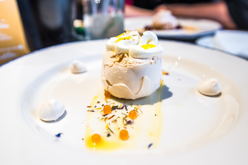 Deser na talerzu, restauracja, catering