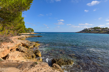 Bucht mit Felsen auf der Insel Mallorca / Spanien
