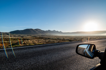 Widok z okna samochodu na pasmo górskie i jeziora, Islandia © Marcin Mularczyk