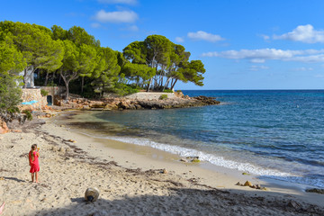 idyllischer Sandstrand auf der Insel Mallorca
