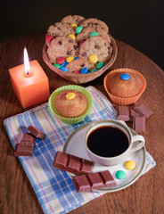 caje con confintes y galletitas con luz de vela,
