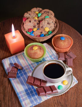 caje con confintes y galletitas con luz de vela,