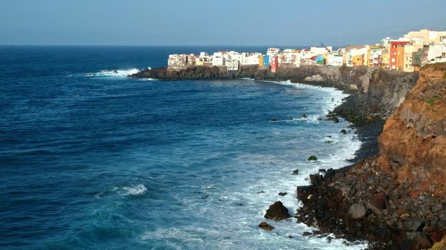 Punta Brava der kleine Ort an der Atlantikk&uuml;ste. Die Einwohner haben, ihre H&auml;user direkt an der Steilk&uuml;ste und in den Atlantik hineingebaut. Schroffe Felsen, Vulkangestein, Riffs und Steilk&uuml;ste zeichn