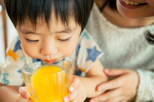 ジュースを飲む男の子