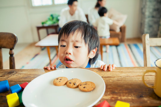 クッキーを見る男の子
