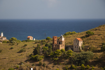 Fototapeta na wymiar old houses on the hill with sea in the background