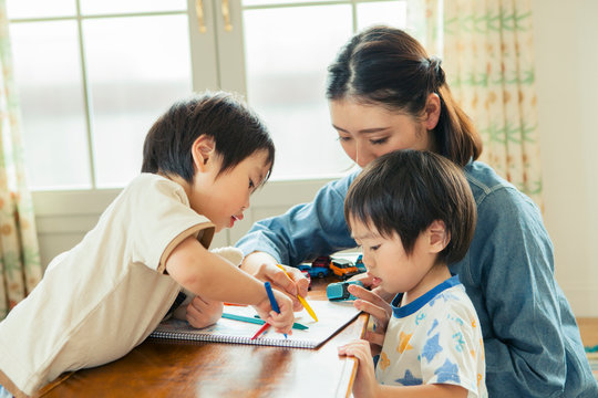 仲良く遊ぶ母と子
