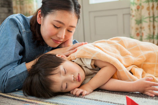 お昼寝をする男の子
