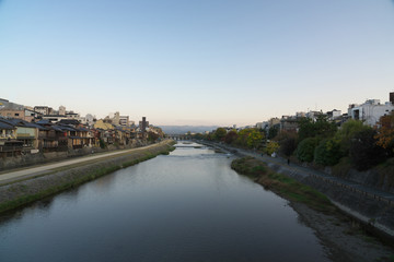 Obraz premium Kyoto,Japan-November 16, 2019: Kamo river in Kyoto viewed from Shijo bridge in the morning