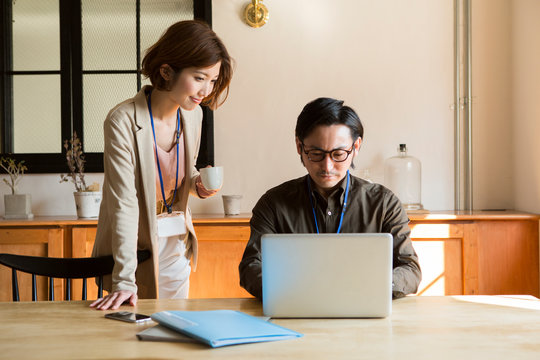 男性部下の仕事を確認する女性上司