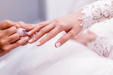 Obraz na płótnie Canvas nail polish bride's hand