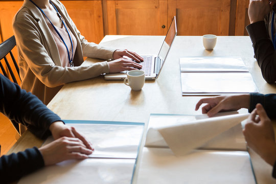 仕事をする男女の手元