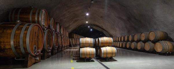 Möbelaufkleber Weinfässer im Keller © segenvitaly
