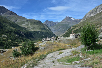 Fototapeta premium Sainte Marguerite chapel in l'Ecot hamlet of Bonneval-sur-Arc, in haute maurienne vanoise