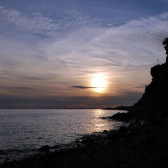Meerlandschaft bei untergehender Sonne am Abend