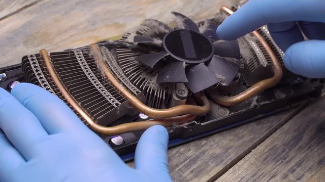 The wizard removes dust on the processor, fan of the computer or video card with a brush and vacuum cleaner.