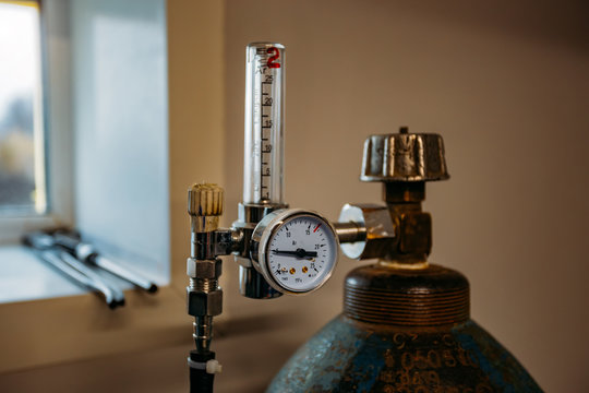 Gas cylinder with pressure gauge connected with pipe