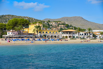 Obraz premium Domy i plaża w Port de Pollenca / Mallorca
