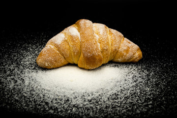 croissant bañado en azúcar