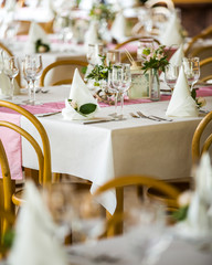 Tische in Restaurant