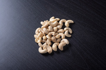 Cashewkerne auf dem schwarzen Holzbrett