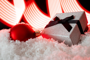Święta, prezent i bombka na śniegu