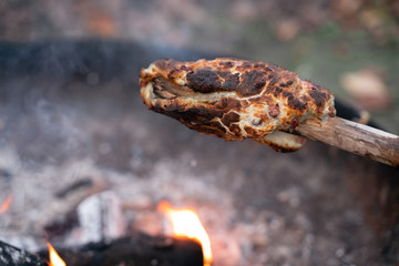 Stockbrot gart übe eine Feueschale