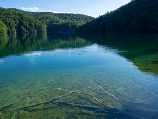 Vistas  de un lago de aguas transparentes del Parque Nacional y Patrimonio de la Humanidad  de Plitvice en Croacia, verano de 2019