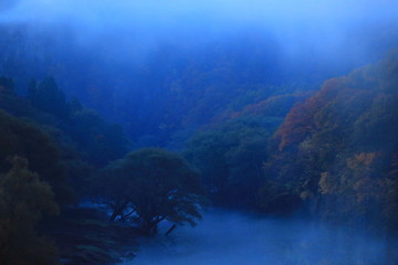 岩手県西和賀町　紅葉の錦秋湖