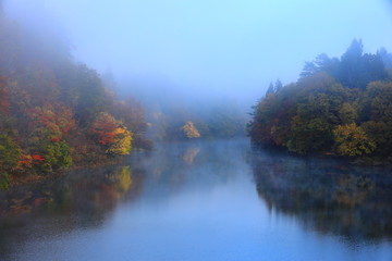Fototapeta na wymiar 岩手県西和賀町　紅葉の錦秋湖