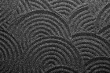 Gartenposter Schwarzer Sand mit schönem Muster, Draufsicht. Zen-Konzept © New Africa