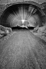 Obraz premium Looking through tunnel over road.