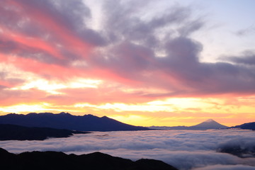 Fototapeta na wymiar 高ボッチ高原からの雲海の先に富士山と八ヶ岳