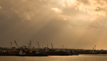 항구에서 작업하고 있는 배