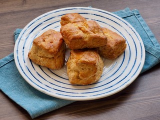 도자기 그릇에 담긴 스콘 