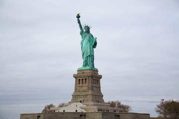 Fototapeta premium Freiheitsstatue bedeckter Himmel
