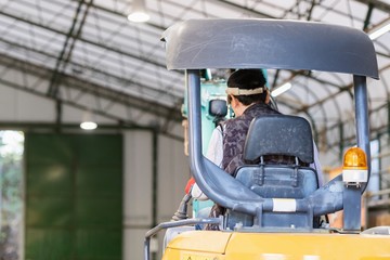 パワーショベルを操縦する職人