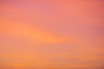 The background view of the sky is close, with various colors changing according to the weather (orange, red, yellow, pink, blue) is a natural beauty.