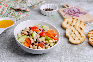 Salad with beans and fresh vegetables