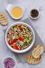 Obraz na płótnie Canvas Salad with beans and fresh vegetables