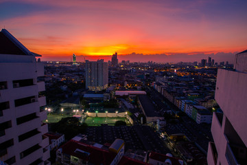 Obraz premium panoramic high-angle evening background of the city view,with natural beauty and blurred sunsets in the evening and the wind blowing all the time,showing the distribution of city center accommodation