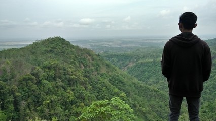 Naklejka premium silhouette of man on top of mountain