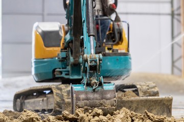 パワーショベルで土を掘る