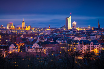 Die Stadt Leipzig an einem Abend im Winter
