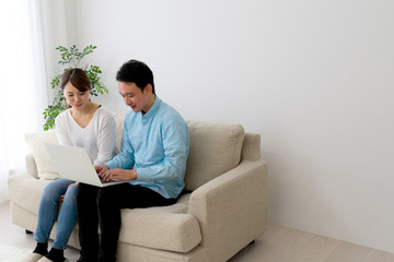  予定をたてる夫婦