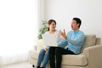  予定をたてる夫婦