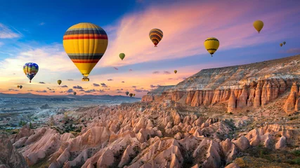 Foto op Plexiglas Ballon Heteluchtballonnen en rode vallei bij zonsondergang in Goreme, Cappadocië in Turkije.